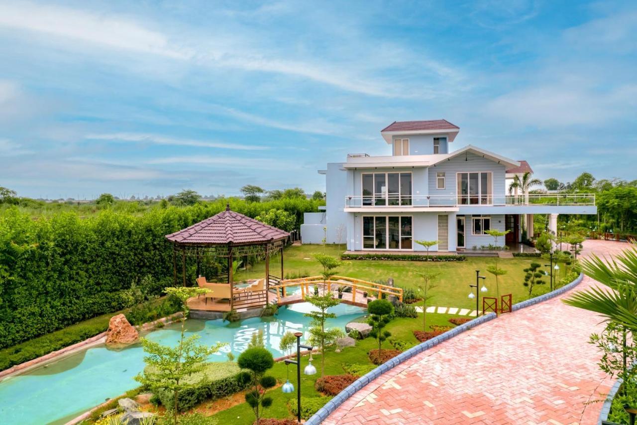 Stayvista At Serenity Farms With Pool, Lawn, Bonfire & Bbq Sohna Exterior foto