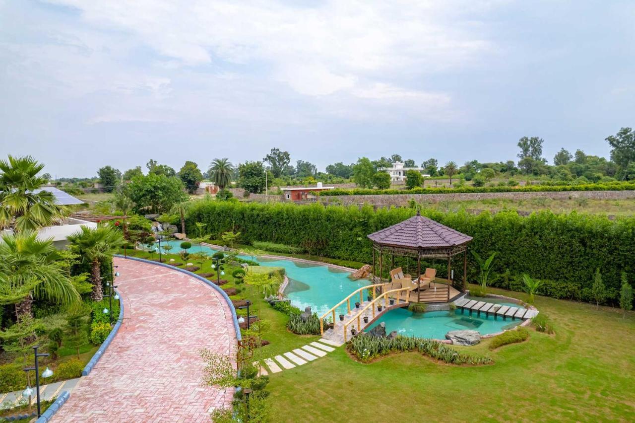 Stayvista At Serenity Farms With Pool, Lawn, Bonfire & Bbq Sohna Exterior foto