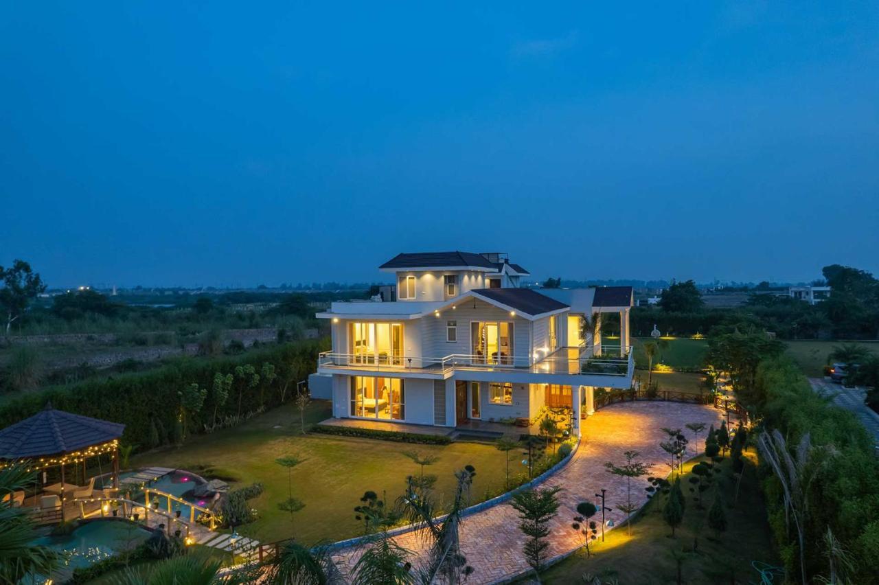 Stayvista At Serenity Farms With Pool, Lawn, Bonfire & Bbq Sohna Exterior foto